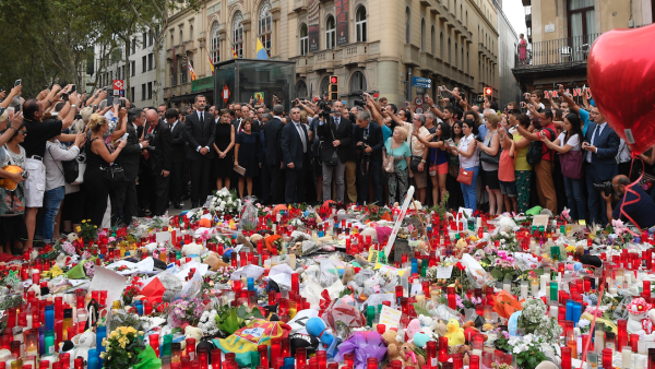 Spain's King Felipe VI (CL) and Spain's Queen Letizia (CR) pay tribute to the victims of the Barcelona attack on Las Ramblas boulevard, in Barcelona on August 19, 2017, two days after a van ploughed into the crowd, killing 13 persons and injuring over 100