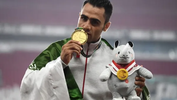 Gold medallist Iran's Hossein Keyhani celebrates during the victory ceremony for the men's 3000m steeplechase athletics event during the 2018 Asian Games in Jakarta on August 27, 2018.
Jewel SAMAD / AFP