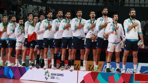 فريق كرة الطائرة الإيراني المتوج بالميدالية الذهبية
