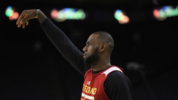 LeBron James #23 of the Cleveland Cavaliers works out during a practice for the 2017 NBA Finals at ORACLE Arena on May 31, 2017 in Oakland, California. Ezra Shaw/Getty Images/AFP