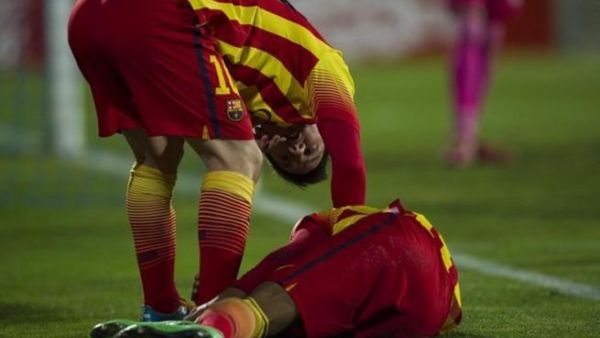 ميسي يتفقد حال نيمار بعد تعرضه للإصابة