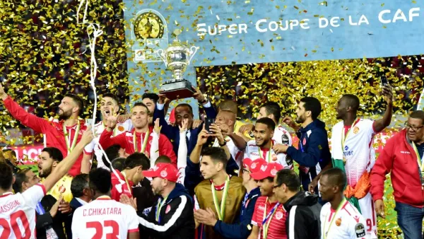 Wydad Casablanca's players celebrate with the champions' trophy after winning the 2018 Total CAF Super Cup match against TP Mazembe, at the Mohammed V Stadium in Casablanca on February 24, 2018.
STRINGER / AFP