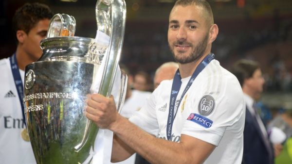 Real Madrid's French forward Karim Benzema poses on the pitch with the trophy after Real Madrid won the UEFA Champions League final football match against Atletico Madrid at the San Siro Stadium in Milan on May 28, 2016. Real Madrid beat city rivals Atletico for the second time in three years to win the Champions League for the 11th time.
Filippo MONTEFORTE / AFP
