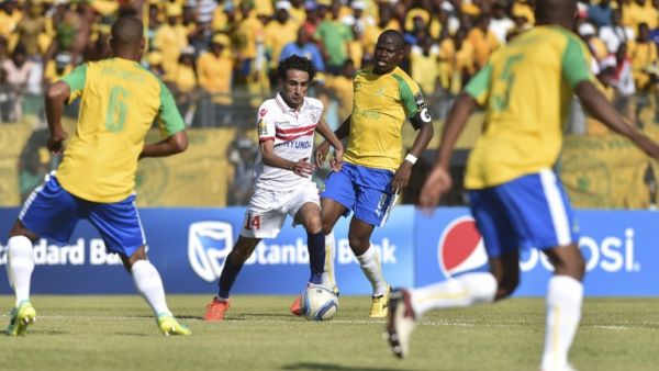 Zamalek Aly Salama (CL) is watched by Mamelodi Sundowns Wayne Arendse (L) Hlompho Kekena (CR) and Asavela Mbekile (R) during the first length of the CAF Championship final on October 15, 2016 at Atteridgville Stadium in Pretoria, South Africa. AFP PHOTO/STRINGER
STRINGER / AFP