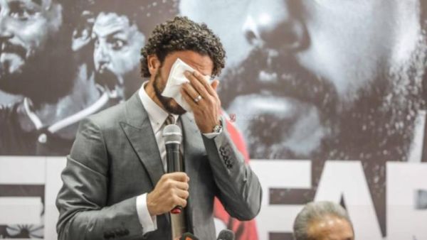 غالي يبكي خلال إعلانه عن الاعتزال