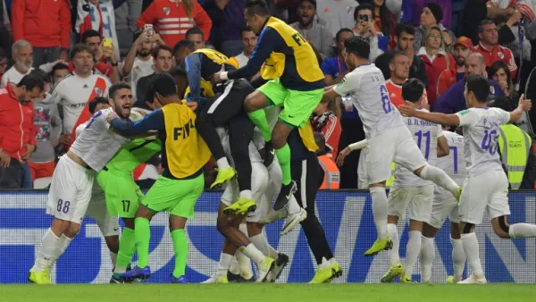 لاعبو العين يحتفلون بالفوز التاريخي
