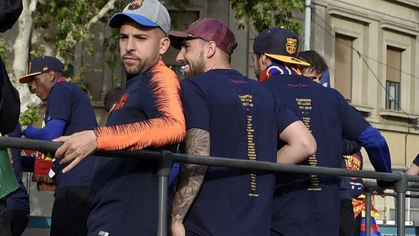 آلبا خلال احتفالات برشلونة باللقب