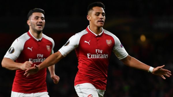 سانشيز يحتفل بهدفه