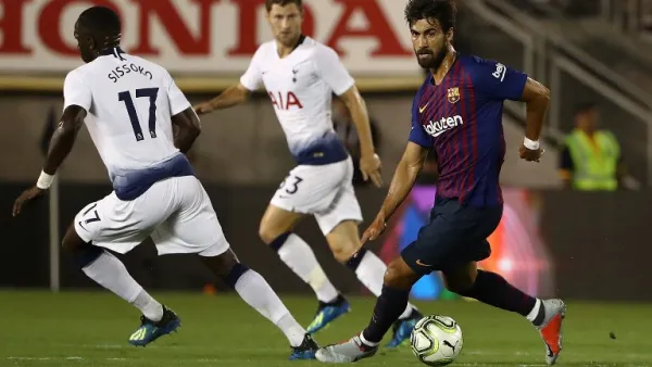 غوميش (يمين) خلال مباراة برشلونة وتوتنهام
