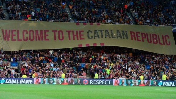 يافطة ضخمة رفعتها جماهير برشلونة قبل مباراة الفريق أمام يوفنتوس ضمن دوري أبطال أوروبا وتحمل عبارة "أهلاً بكم في جمهورية كتالونيا"