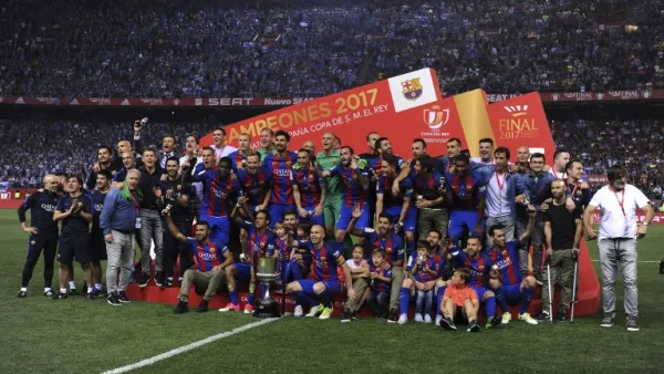 لاعبو برشلونة يحتفلون باللقب