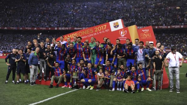 لاعبو برشلونة يحتفلون باللقب