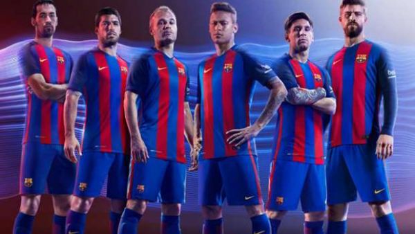 نجوم برشلونة يعرضون الزي الجديد