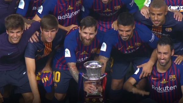 لاعبو برشلونة يحتفلون بعد الفوز بكأس السوبر مطلع الموسم