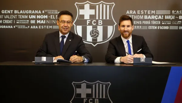 ميسي وبارتوميو بعد التوقيع على العقد الجديد