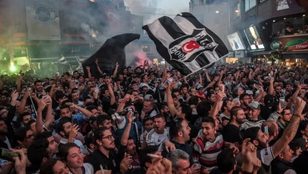 Besiktas' fans celebrate their 2016-2017 champion title in the Besiktas district in Istanbul during celebrations after their team won the Turkish Super Toto league football match between Gaziantep and Besiktas, on May 28, 2017.
OZAN KOSE / AFP