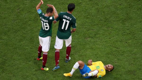 مشهد تكرر كثيراً في المباراة لنيمار وهو طريح على الأرض بعد أي احتكاك