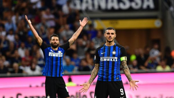 إيكاردي (يمين) يقود إنتر لفوز مهم على فيورنتينا
