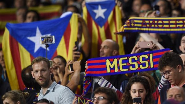 جماهير فريق برشلونة ترفع أعلام كتالونيا