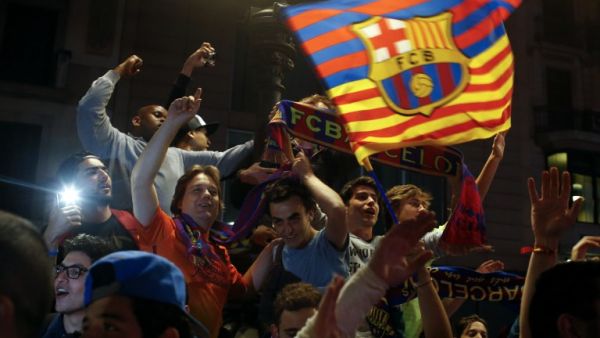مشجعو برشلونة يرفعون علم يحتوي شعار البارسا وألوان إقليم كتالونيا