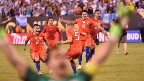 لاعبو تشيلي يحتفلون بالإنجاز التاريخي