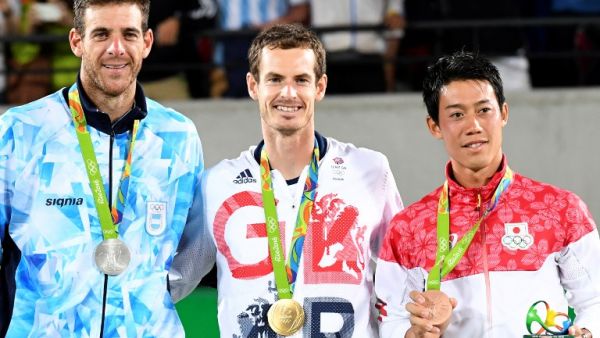 الثلاثي موراي (وسط) ودل بوترو (يسار) ونيشيكوري