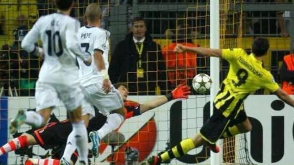 اعتاد ليفاندوفسكي (يمين) على زيارة شباك ريال مدريد عندما واجههم في السابق
