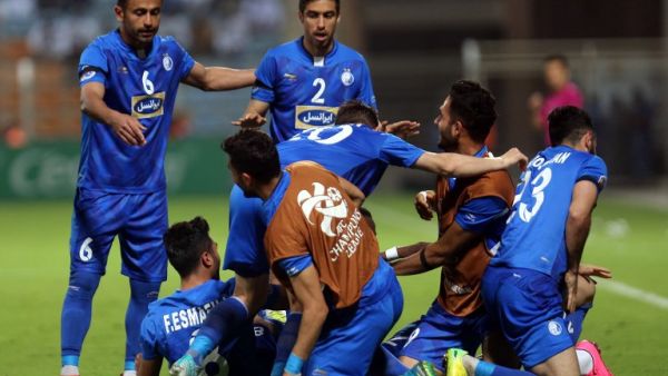 لاعبو استقلال طهران يحتفلون بالهدف