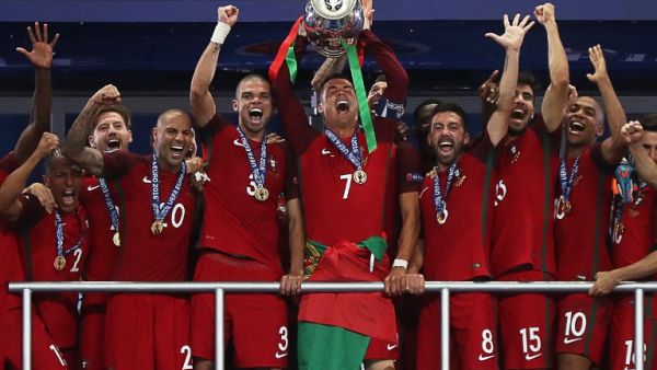رونالدو (وسط) يرفع كأس أوروبا