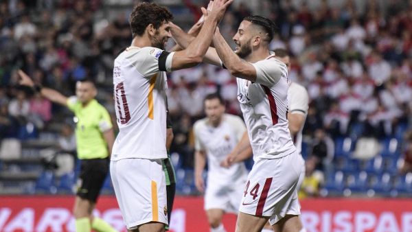 مانولاس (يمين) وفازيو لاعبا روما يحتفلان بالهدف