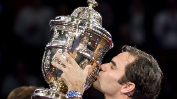 روجر فيدرر يقبل كأس دورة بازل