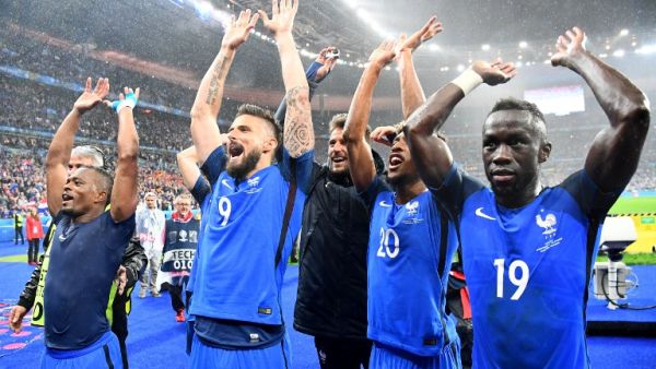 احتفال فرنسي بعد الفوز على آيسلندا