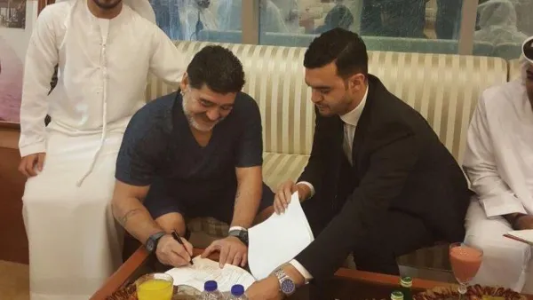 مارادونا يوقع على عقده مع الفجيرة