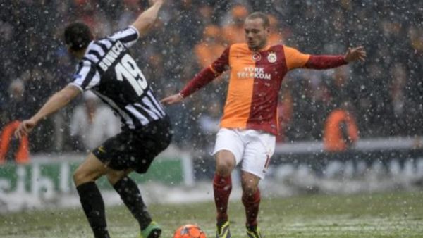 من مباراة الفريقين التي أقيمت وسط الثلوج