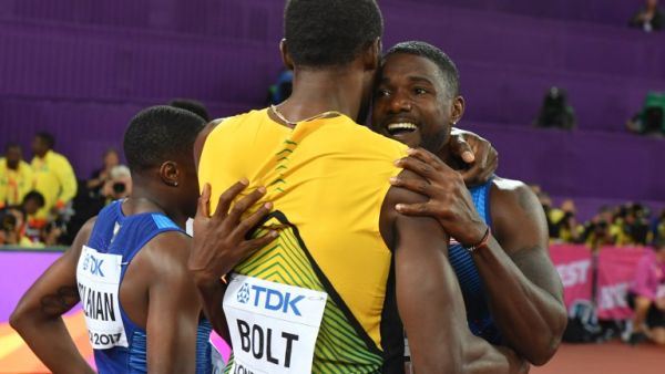 غاتلين (يمين) يتلقى التهنئة من بولت بعد نهاية السباق