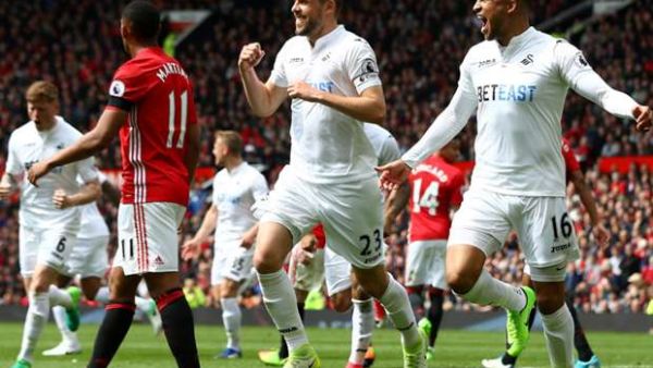 سيغوردسون يحتفل بهدفه