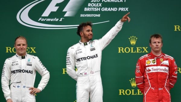 هاميلتون (وسط) يحتفل بالفوز