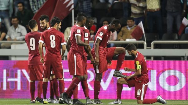 لاعبو قطر يحتفلون بهدف الهيدوس
