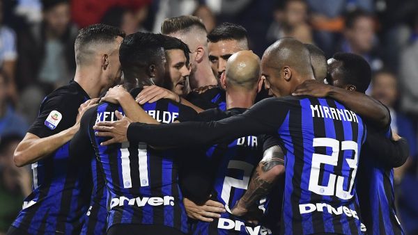 لاعبو إنتر يحتفلون بأحد الأهداف خلال المباراة