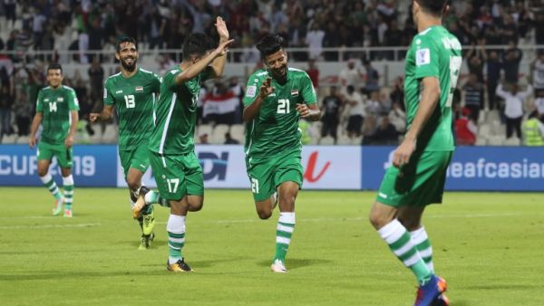 لاعبو العراق يحتفلون بالهدف الثالث
