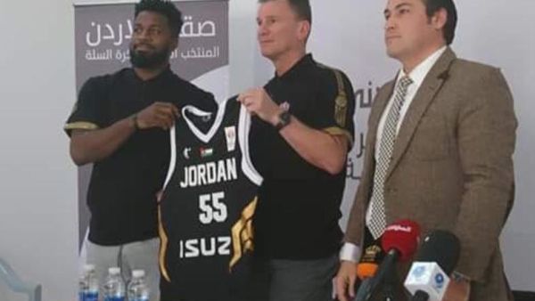 دينتمون خلال تقديمه الرسمي