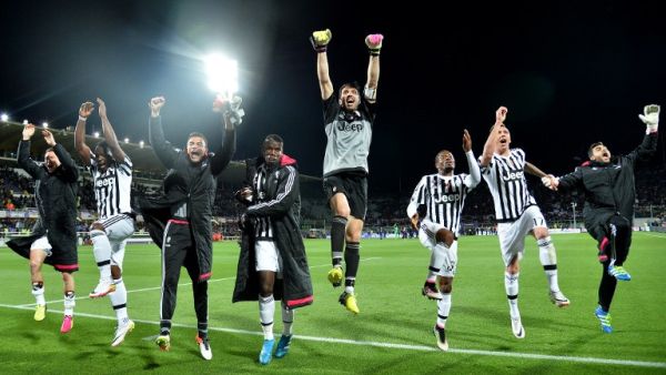 لاعبو يوفنتوس يحتفلون بعد الفوز على فيورنتينا