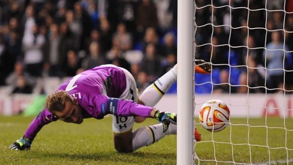 صورة لكاين وهو يحاول التصدي لكرة الهدف