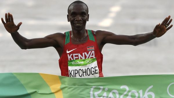 Kenya's Eliud Kipchoge crosses the finish line to win the Men's Marathon athletics event of the Rio 2016 Olympic Games at the Sambodromo in Rio de Janeiro on August 21, 2016. 
Adrian DENNIS / AFP