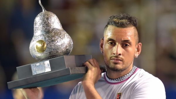 كيرغيوس يرفع كأس البطولة