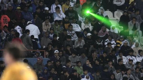 أحد المتفرجين يوجه الليزر نحو اللاعبين