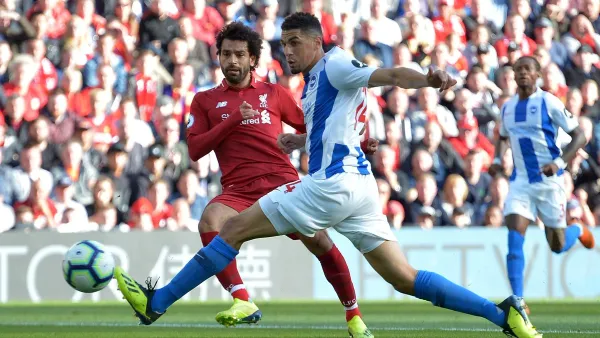 صلاح يسدد مسجلاً هدف فوز ليفربول