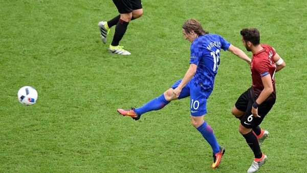 مودريتش يسدد مسجلاً هدف الفوز