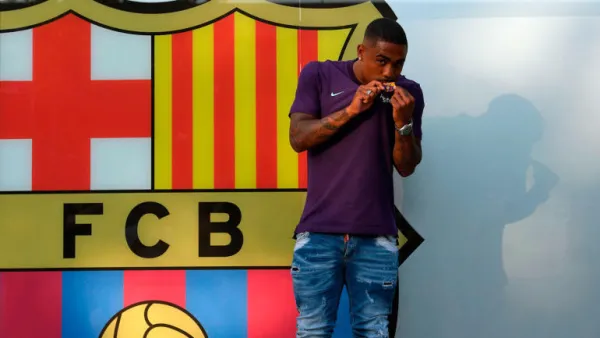مالكوم يقبل قميص برشلونة