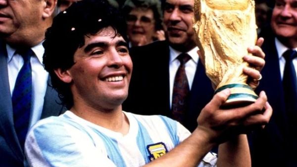 مارادونا يرفع كأس العالم